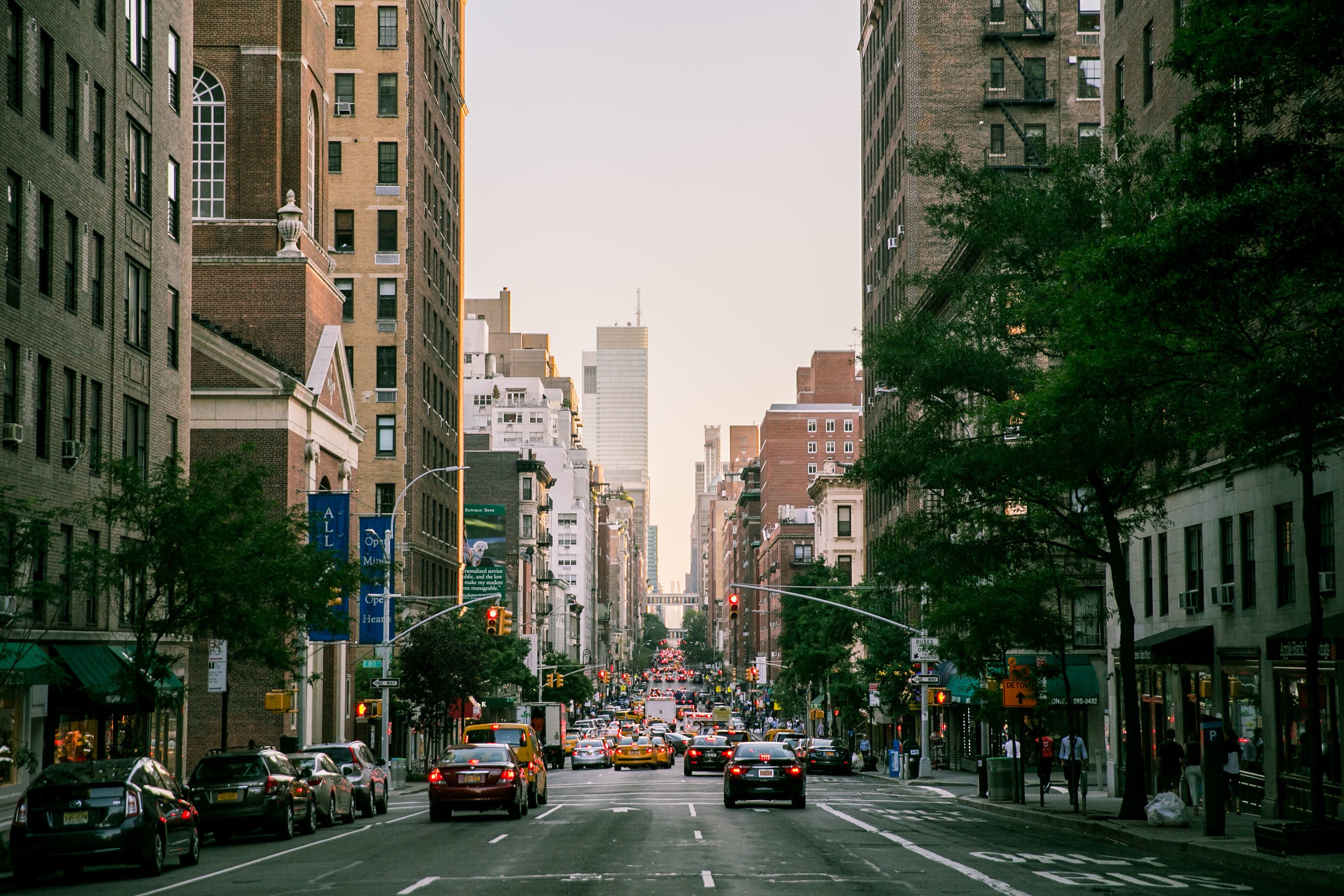 belebte Straßenszene in New York City bei Abendlicht – Sinnbild für den modernen Lifestyle der DKNY Armbanduhren.