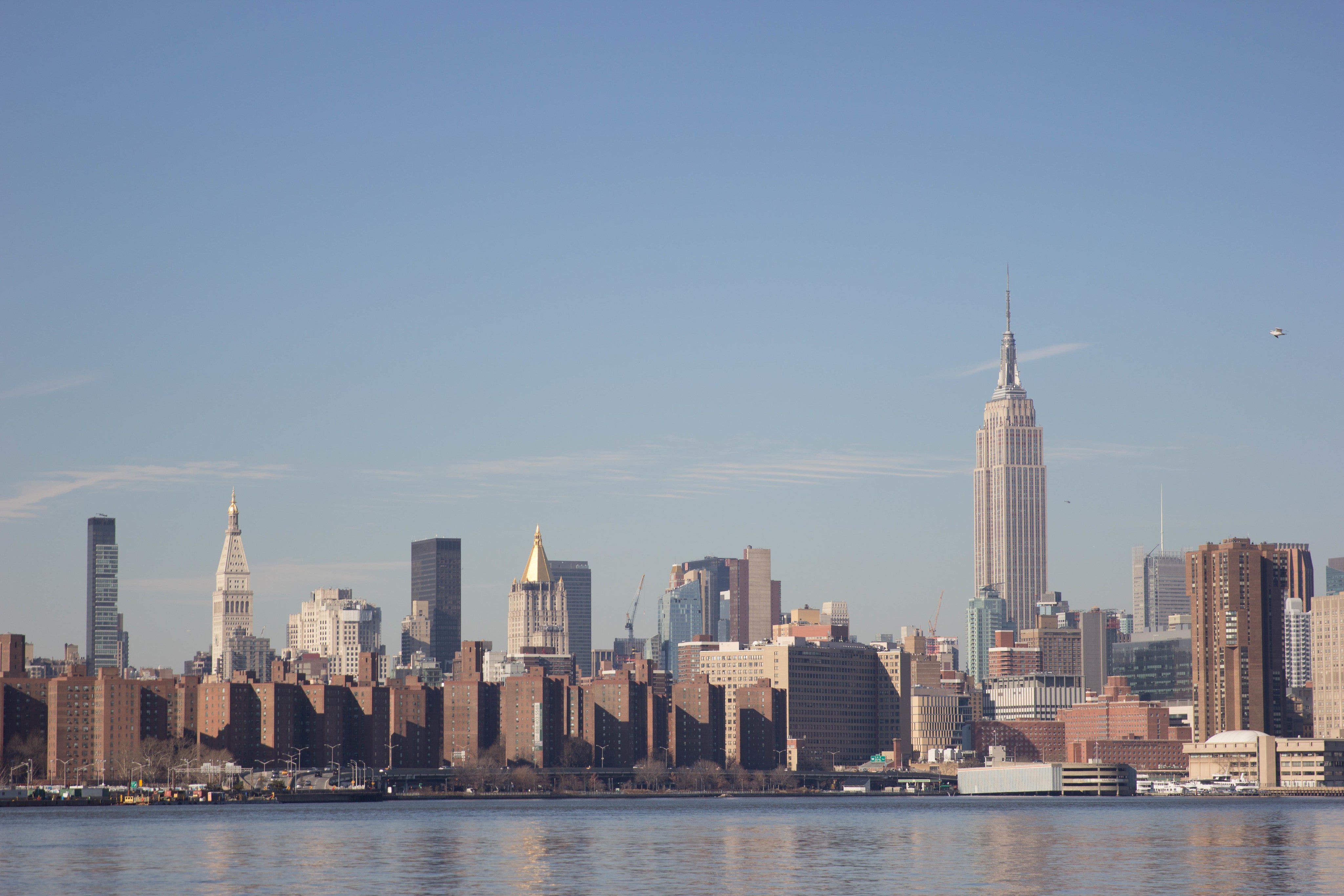 Blick auf die Skyline von New York bei klarem Himmel – urbaner Lifestyle als Kulisse für Armbanduhren von DKNY.