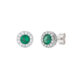 Die Amen Ohrringe - The Green Sprkle von Amen sind aus 925er Sterlingsilber gefertigt und zeigen runde grüne Edelsteine, die von funkelnden klaren Steinen umgeben sind und einen Hauch von zeitloser Eleganz vermitteln.