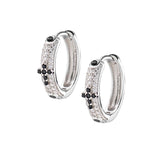 Die Amen Ohrringe - The Cross Hoop von Amen bestehen aus 925er Sterlingsilber und sind mit schwarzen und klaren Kristallen verziert.