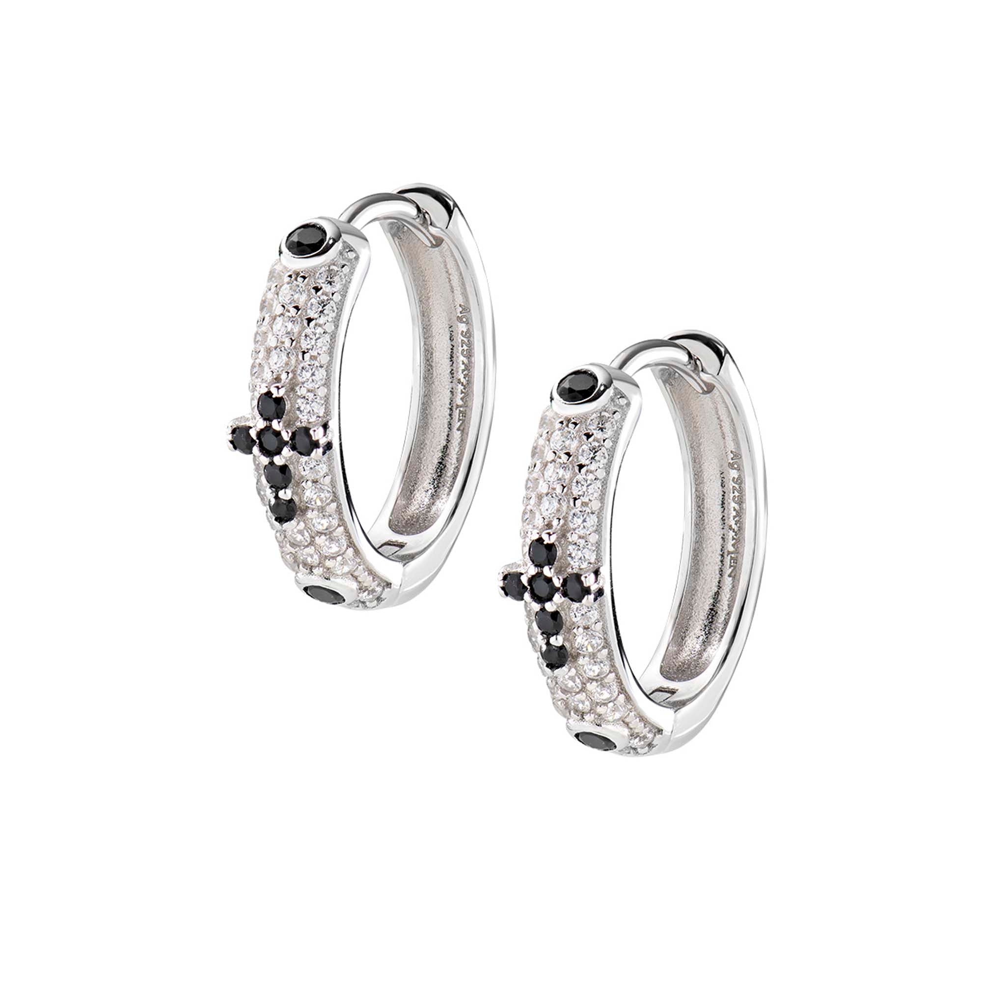 Die Amen Ohrringe - The Cross Hoop von Amen bestehen aus 925er Sterlingsilber und sind mit schwarzen und klaren Kristallen verziert.