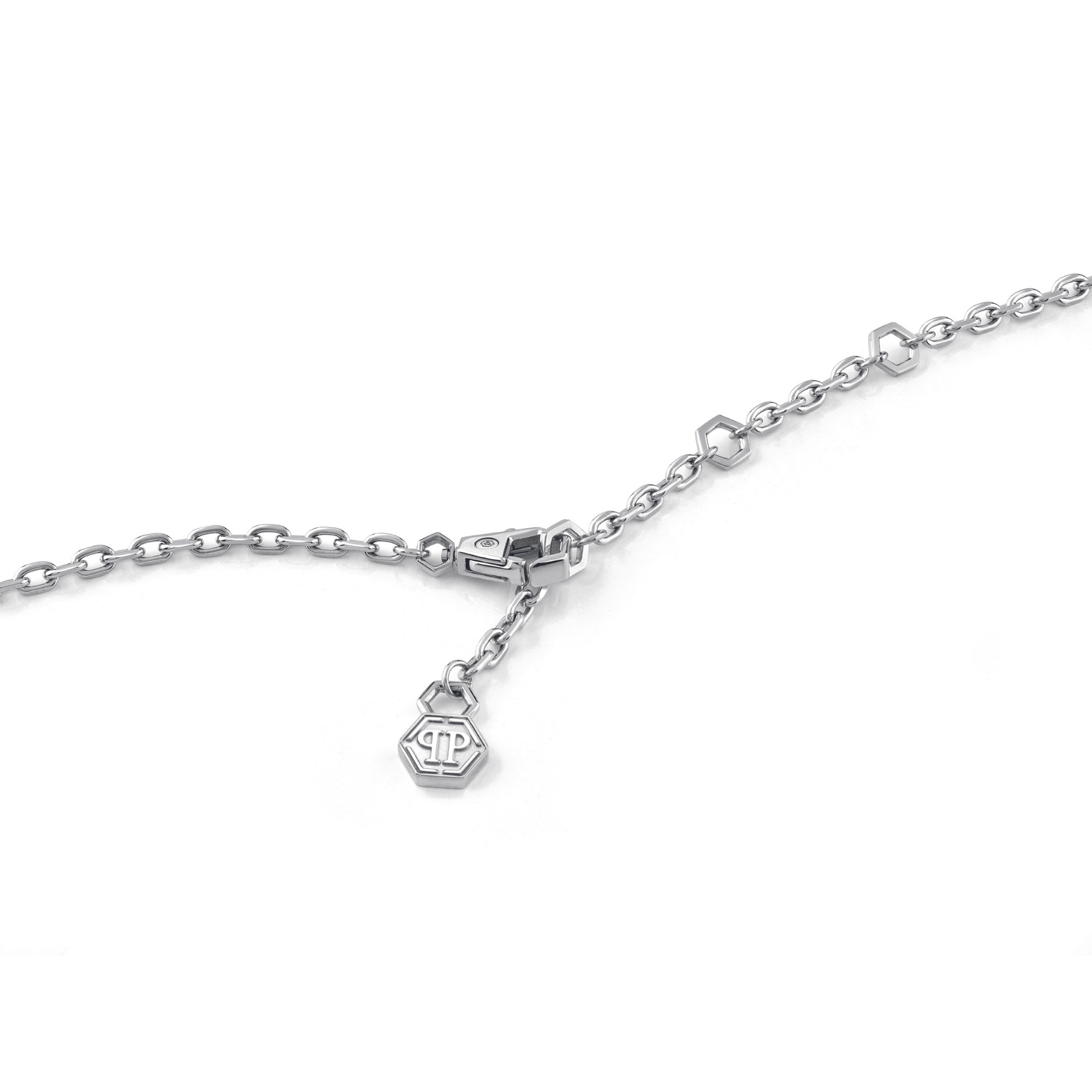 Die Philipp Plein Halskette - PLEIN CUFF von Philipp Plein hat eine silberne Kette mit einem Sechseck-Anhänger und Karabinerverschluss - ideal als Statement-Schmuck oder kombiniert mit einem Geschenkbox-Set für ein besonderes Geschenk.