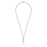 Philipp Plein Halskette - GOTHIC TAG: Silberne Kette mit rechteckigem Anhänger und eingraviertem Text aus der Philipp Plein Gothic Tag Kollektion, präsentiert auf weißem Hintergrund.
