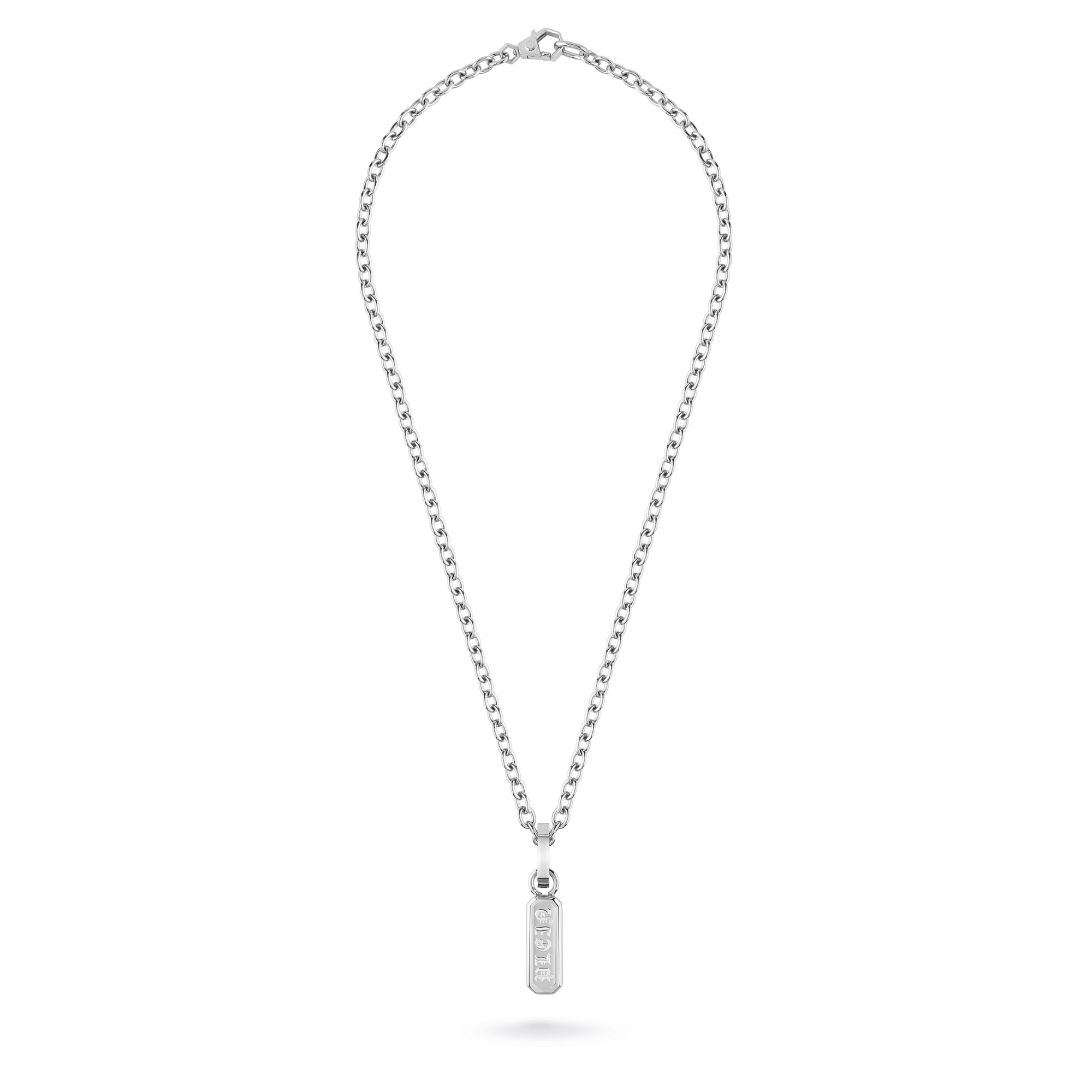 Philipp Plein Halskette - GOTHIC TAG: Silberne Kette mit rechteckigem Anhänger und eingraviertem Text aus der Philipp Plein Gothic Tag Kollektion, präsentiert auf weißem Hintergrund.