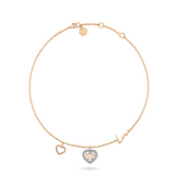 Die Philipp Plein Halskette - ROCKED HEARTS ist eine goldene Kette mit herzförmigen und "Love"-Anhängern sowie einem zentralen, mit Diamanten besetzten Rocked Heart-Anhänger - ein typisches Accessoire von Philipp Plein.