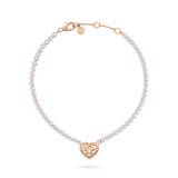 Die Philipp Plein Halskette - ROCKED HEARTS ist eine goldene Tenniskette mit klaren Edelsteinen und einem herzförmigen Anhänger mit ineinander verschlungenen Buchstaben, inspiriert von der kühnen Eleganz der Kollektion Tennis-Set von Philipp Plein.