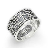 Der Amen Ring - Vater Unser von Amen ist aus 925er Sterlingsilber gefertigt und mit einem Kreuz und einem lateinischen Text graviert. Das Band ist mit erhabenen Buchstaben und einem dezenten "Amen"-Detail versehen.
