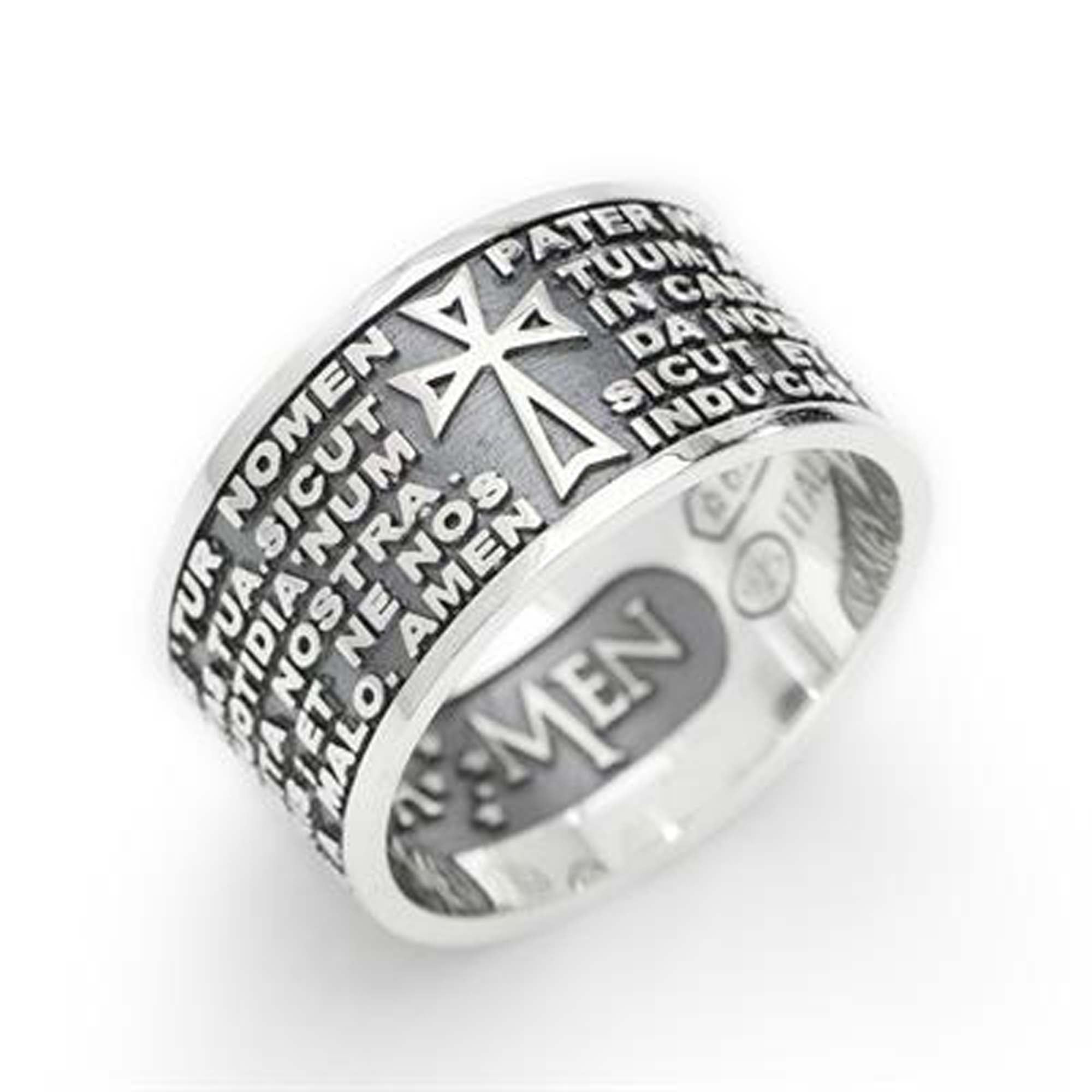Der Amen Ring - Vater Unser von Amen ist aus 925er Sterlingsilber gefertigt und mit einem Kreuz und einem lateinischen Text graviert. Das Band ist mit erhabenen Buchstaben und einem dezenten "Amen"-Detail versehen.