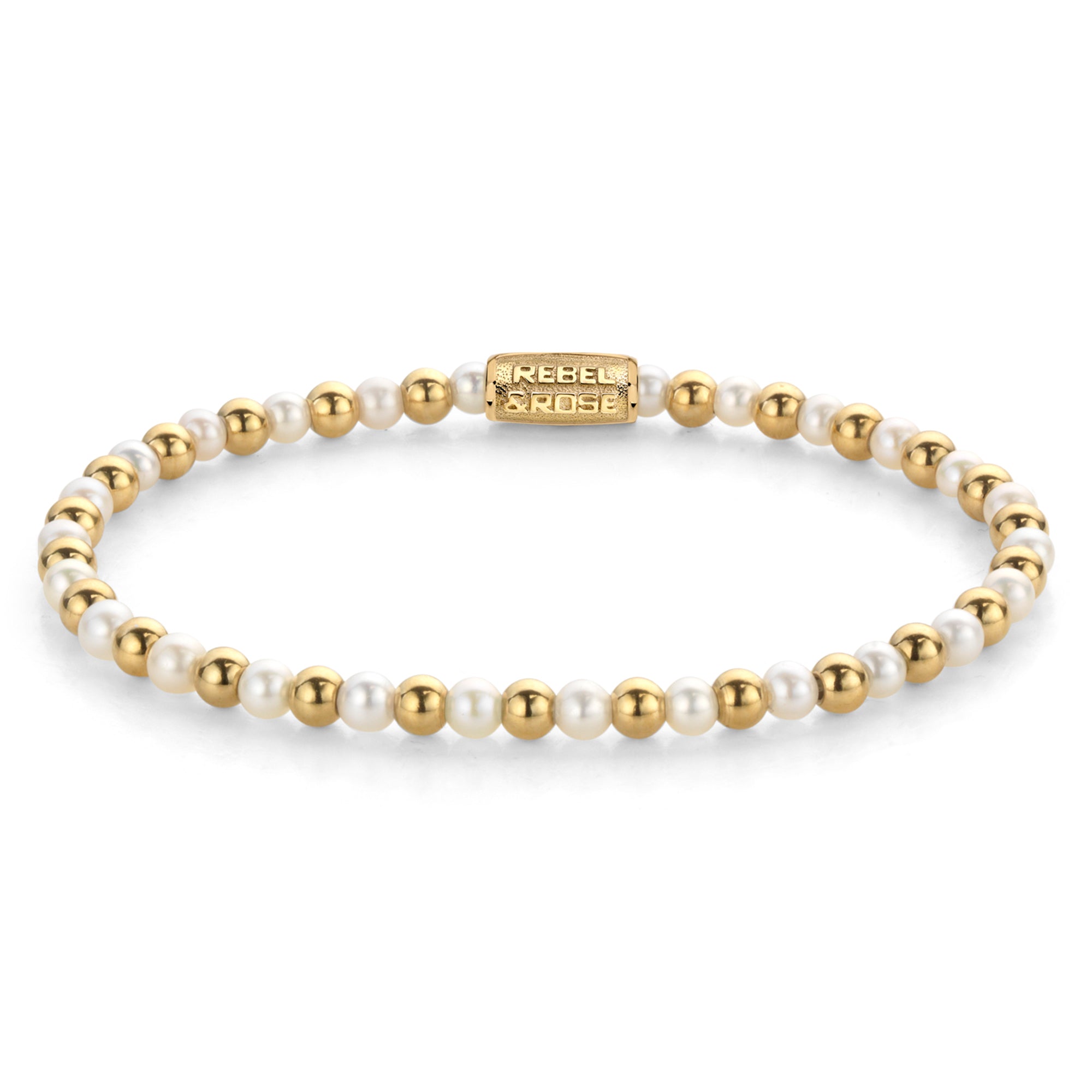 Das Rebel & Rose Armband Mix Pearl Gem - 4mm besteht aus goldenen und weißen Perlen mit einem zylindrischen Edelstahlverschluss aus 18K Gold, in den der Markenname Rebel & Rose eingraviert ist.