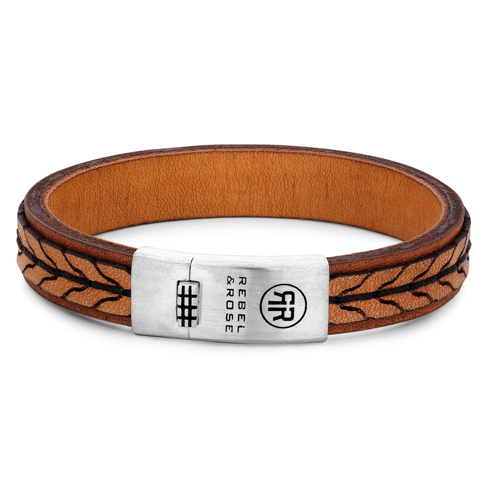 Das Rebel & Rose Armband 2 Stranded 925 Cognac aus cognacfarbenem Leder mit schwarzem, geflochtenem Design besitzt einen silbernen Verschluss mit graviertem Rebel & Rose Logo.