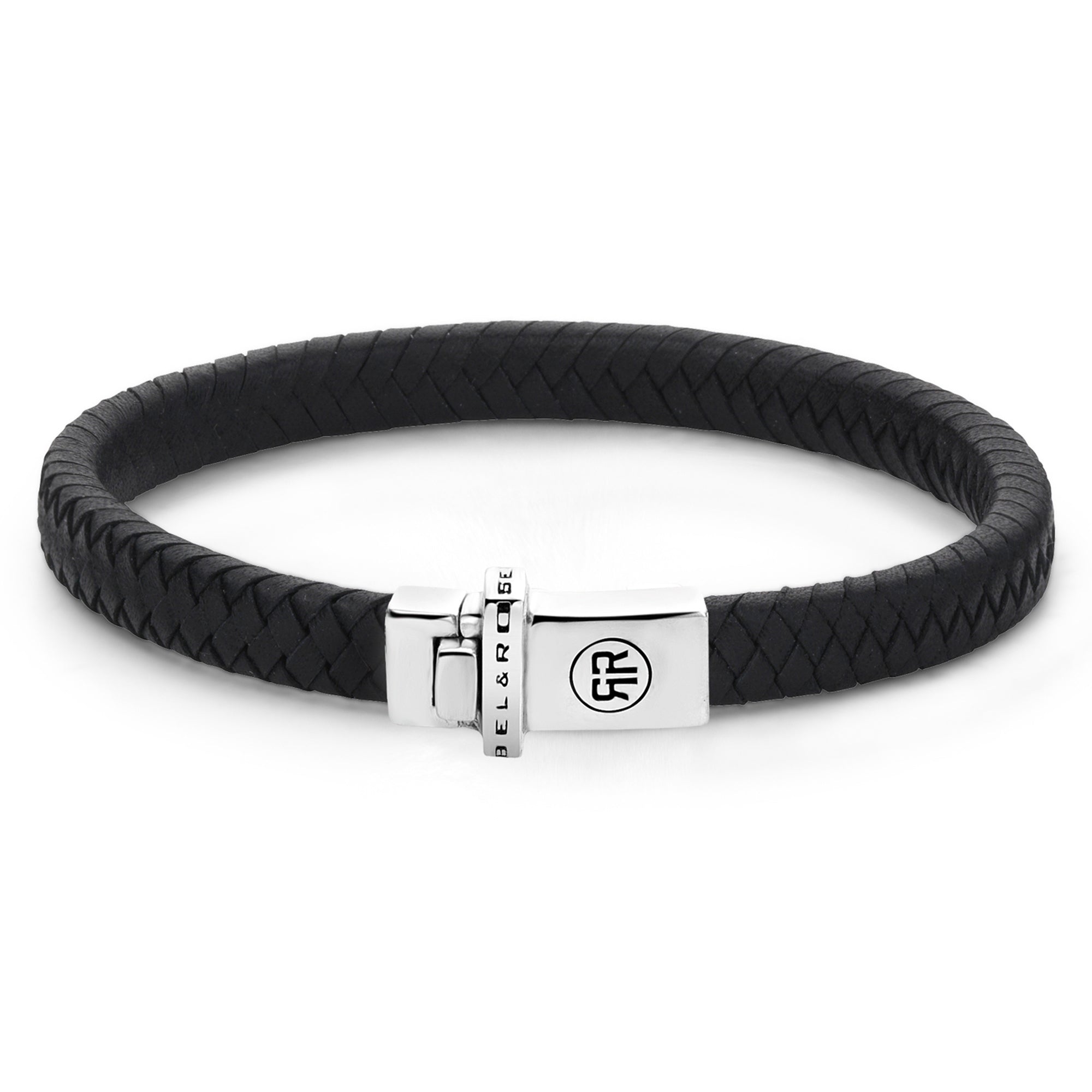 Rebel & Rose Armband - Small Braided Black, ein stilvolles Lederarmband von Rebel & Rose mit einem eingravierten Silberverschluss, abgebildet auf weißem Hintergrund.
