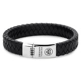 Das Rebel & Rose Armband - Braided Flat 925 Black verfügt über hochwertiges schwarzes Leder, eine silberne Schließe mit "Rebel and Rose" und einem eingravierten kreisförmigen Logo. Marke: Rebel & Rose.