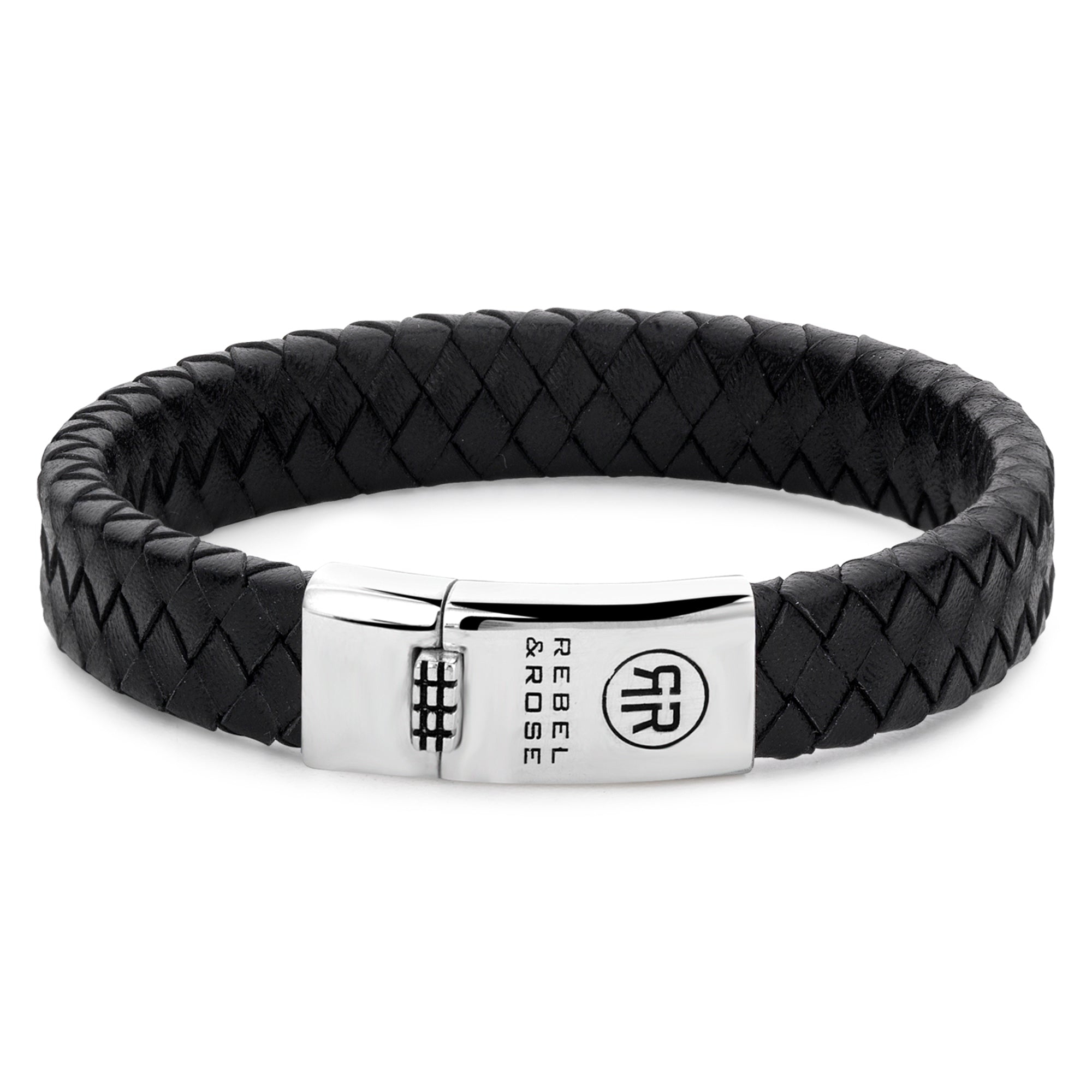 Das Rebel & Rose Armband - Braided Flat 925 Black verfügt über hochwertiges schwarzes Leder, eine silberne Schließe mit "Rebel and Rose" und einem eingravierten kreisförmigen Logo. Marke: Rebel & Rose.