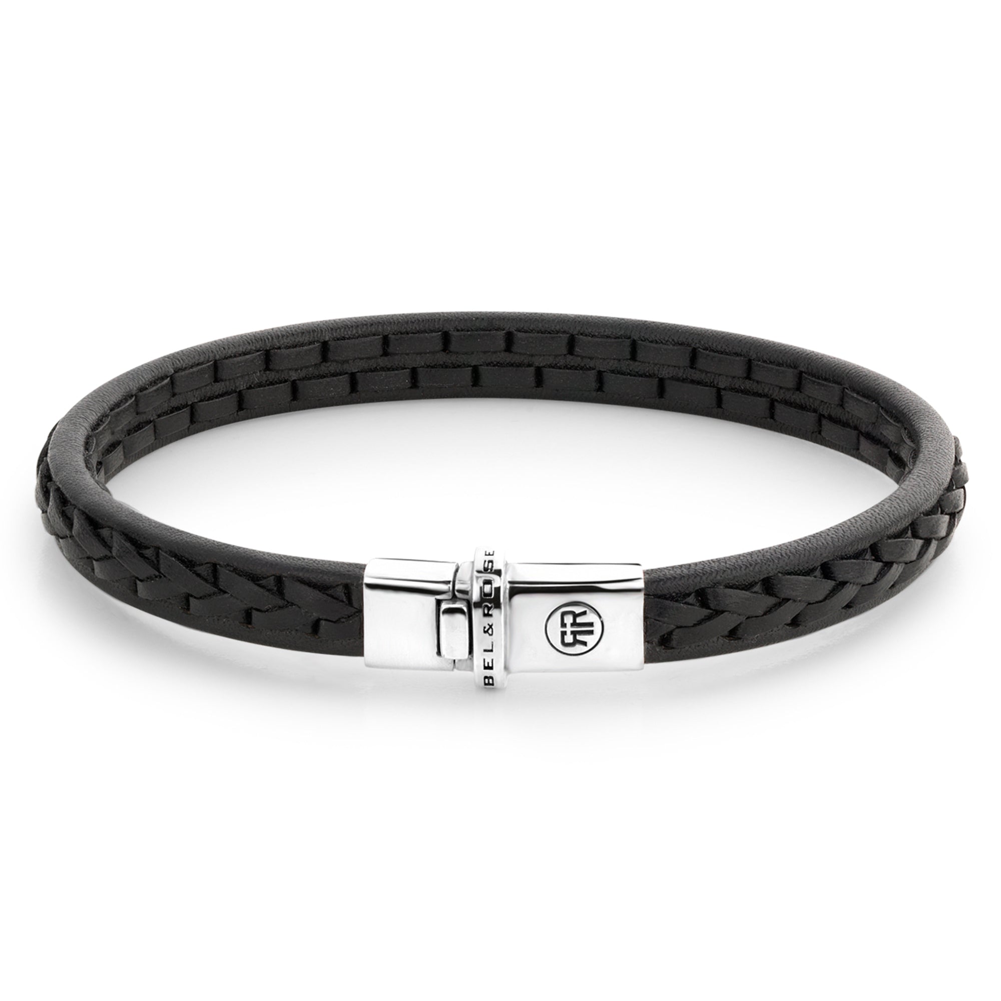 Das Rebel & Rose Armband - Single Stranded Black besteht aus schwarzem, geflochtenem Leder mit einer silbernen Schließe, in die das Rebel & Rose Logo eingraviert ist, und verbindet zeitlosen Stil mit moderner Eleganz.