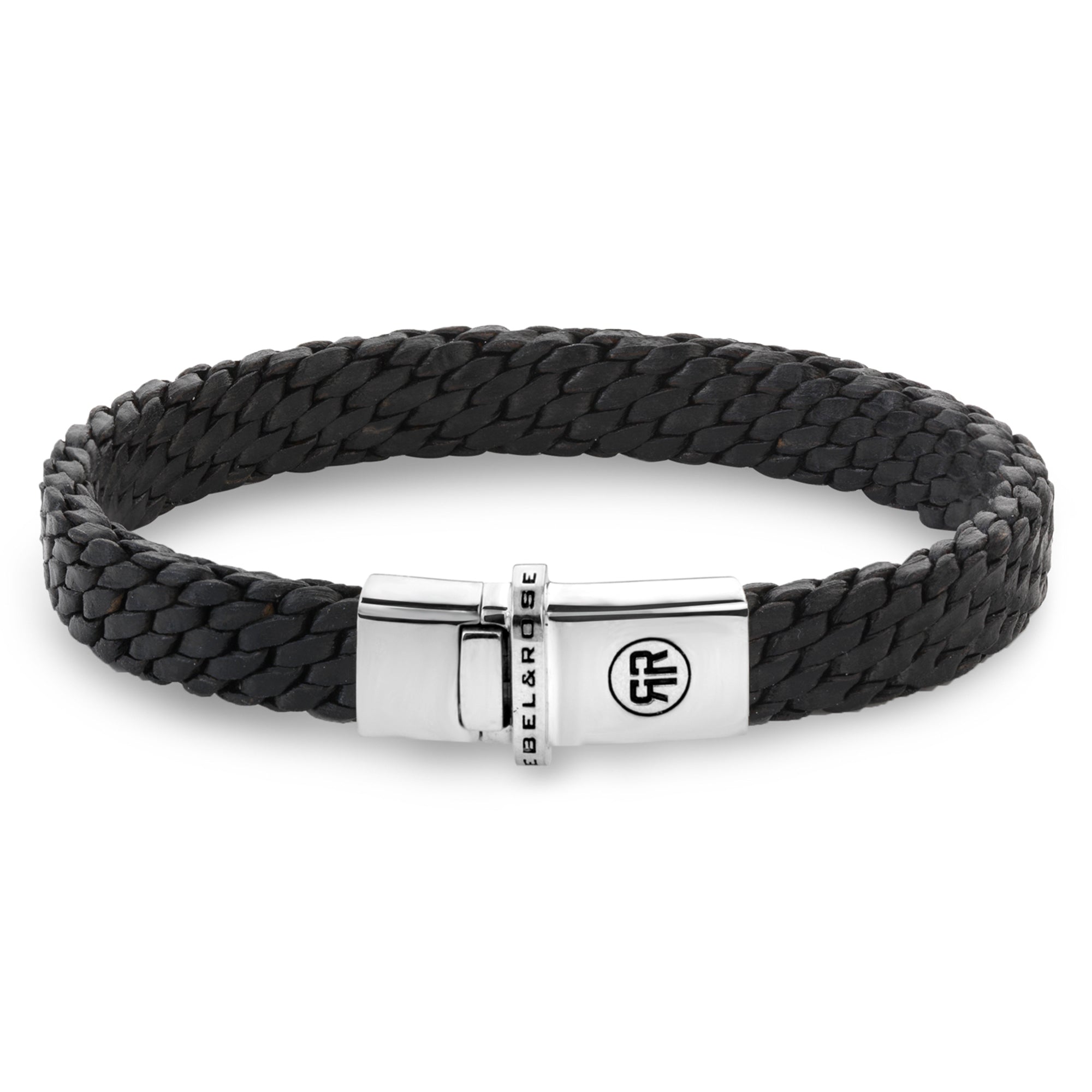 Handgefertigtes Rebel & Rose Armband aus der Mastery Collection - Woven Black: Geflochtenes schwarzes Leder mit 925er Sterlingsilber-Verschluss, verziert mit eingraviertem Logo und Text.