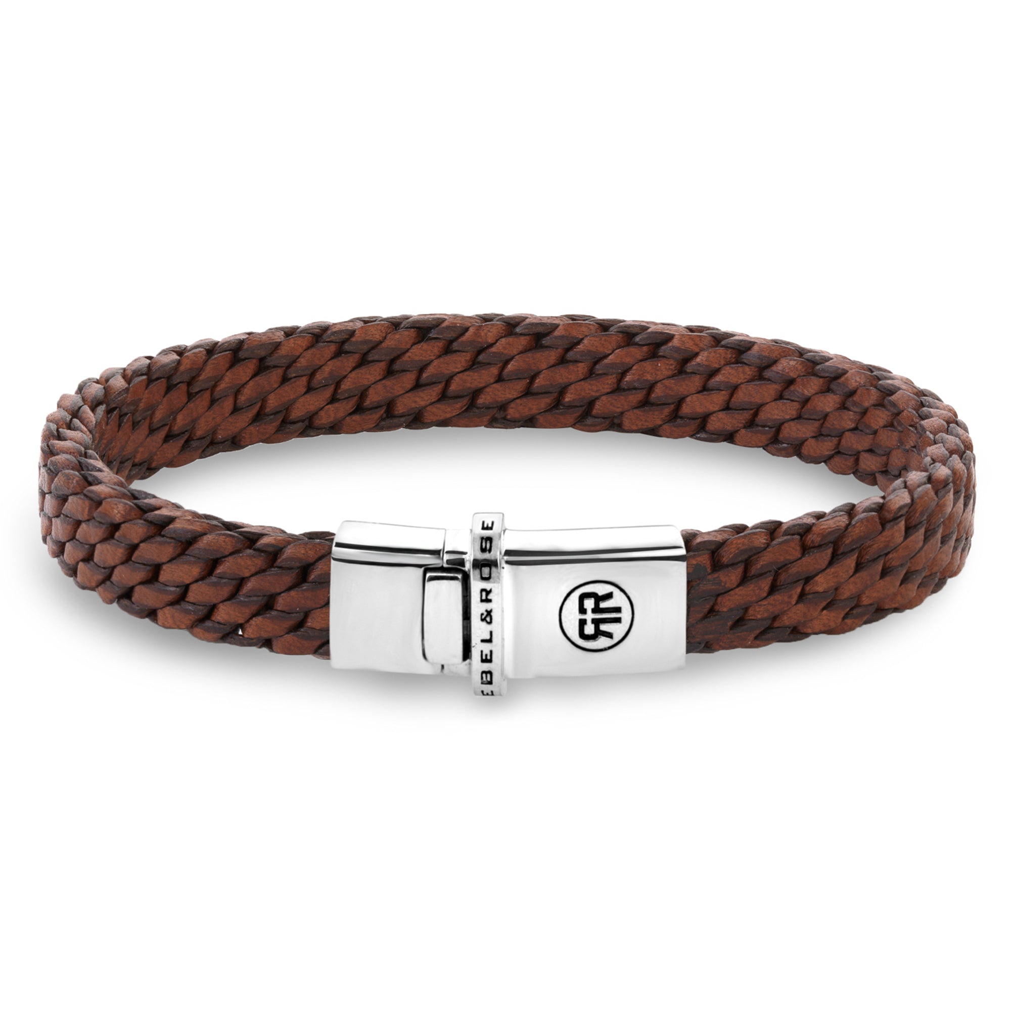 Das Rebel & Rose Armband - Mastery Collection - Woven Patina Cognac ist ein braunes, geflochtenes Lederarmband mit einem Verschluss aus Sterlingsilber und eingravierten Logos, das eine exklusive Schmucknote von Rebel & Rose bietet.