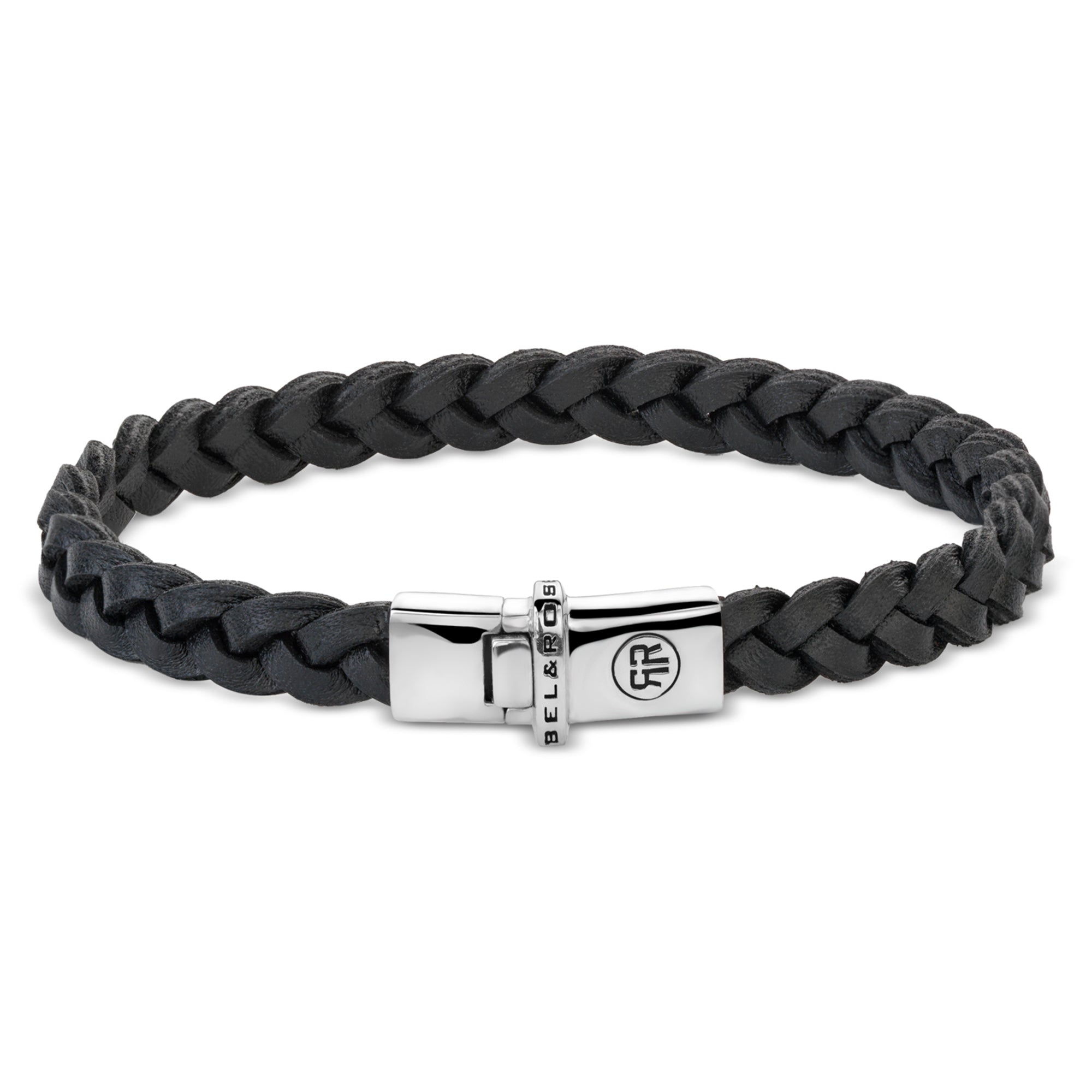 Das Rebel & Rose Armband - Small Braided Raw Black ist ein handgefertigtes, schwarzes Lederarmband mit silbernem Verschluss und feinen Gravurdetails von Rebel & Rose.