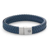Das Rebel & Rose Armband - Full Metal Premium 12mm Blue verfügt über ein geflochtenes blaues Lederband, einen Edelstahlverschluss mit eingraviertem kreisförmigem Logo - Premium-Design von Rebel & Rose.