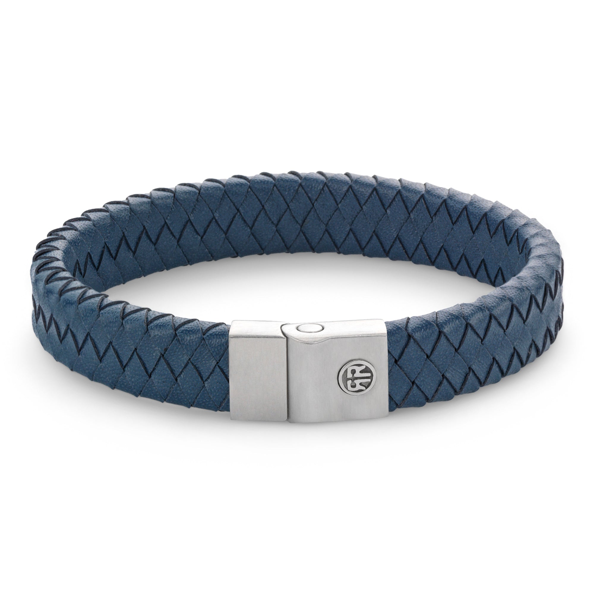 Das Rebel & Rose Armband - Full Metal Premium 12mm Blue verfügt über ein geflochtenes blaues Lederband, einen Edelstahlverschluss mit eingraviertem kreisförmigem Logo - Premium-Design von Rebel & Rose.