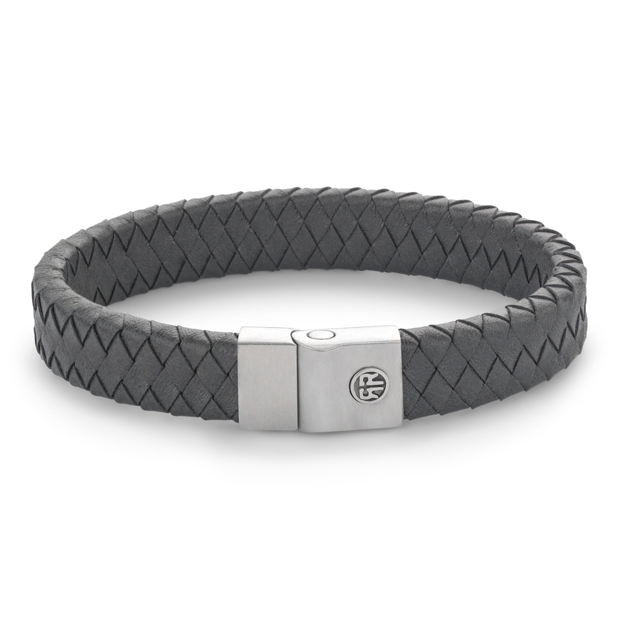 Das Rebel & Rose Armband - Full Metal Premium 12mm Grey besteht aus geflochtenem Leder und einem Edelstahlverschluss mit einer silbernen Schließe, in die ein kreisförmiges Logo eingraviert ist, das auf einem weißen Hintergrund abgebildet ist.