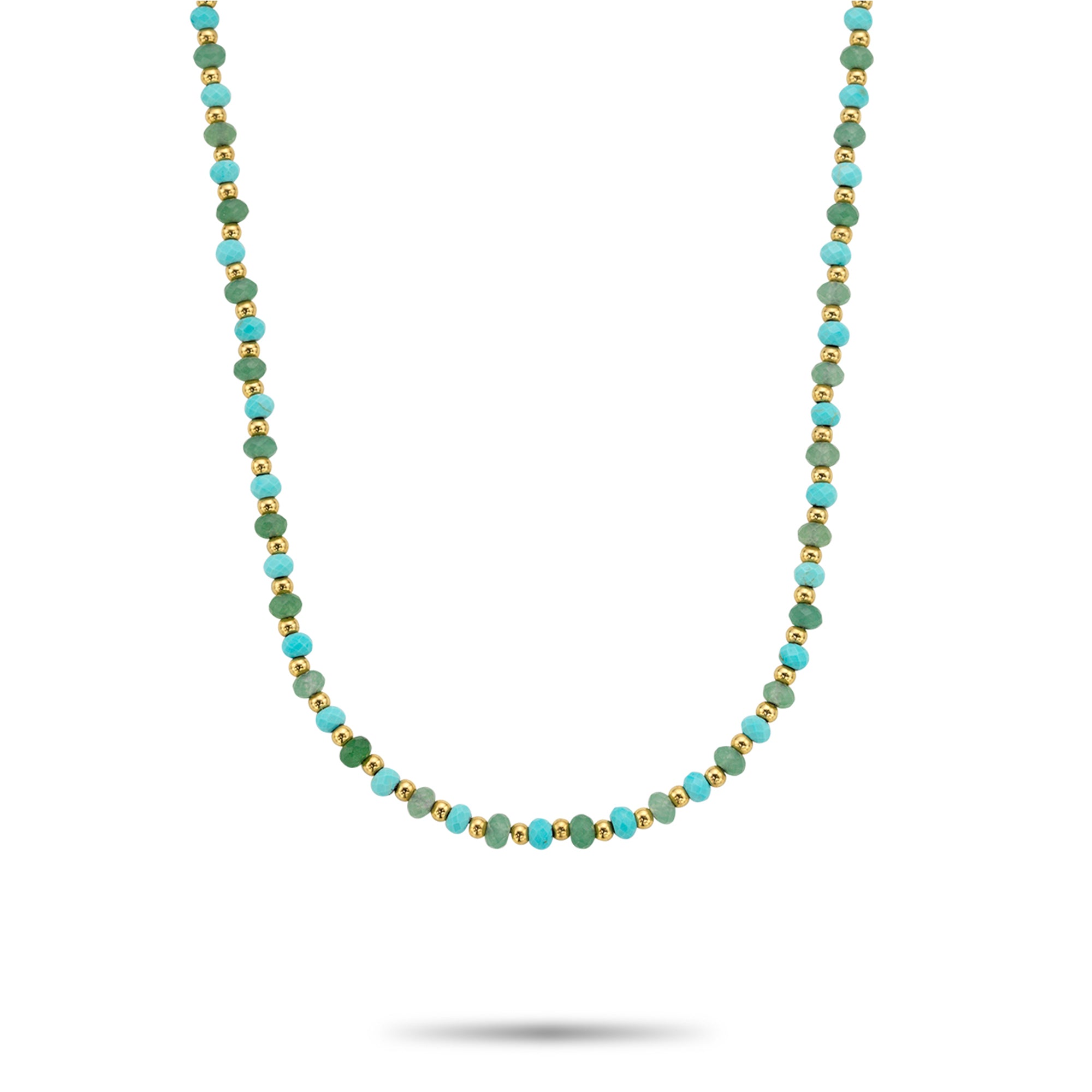 Eine Rebel & Rose Halskette - Blue Green Adventure - 4mm von Rebel & Rose, mit abwechselnd blauen und grünen Perlen sowie goldfarbenen Kugeln auf weißem Hintergrund.