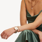 Tamaris Halskette bestehend aus einer roségoldenen Gliederkette mit Logo-Charm, Freshwater Pearl und T-Bar-Verschluss; Tragebild