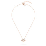 Die Tamaris Halskette - The Sparkling Stars besteht aus drei kleinen, runden, gravierten Anhängern an einer feinen Goldkette, die elegant auf einem weißen Hintergrund präsentiert werden.