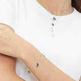 Tamaris Halskette bestehend aus einer filigranen, silbernen Y-Kette und drei kleinen Charms mit verschiedenen Sternmotiven und Glitzersteinverzierungen; Tragebild