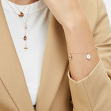 Eine Person trägt einen beigen Blazer und Goldschmuck, darunter eine Tamaris-Halskette und das Tamaris-Armband - The Sparkling Stars mit Anhängern.