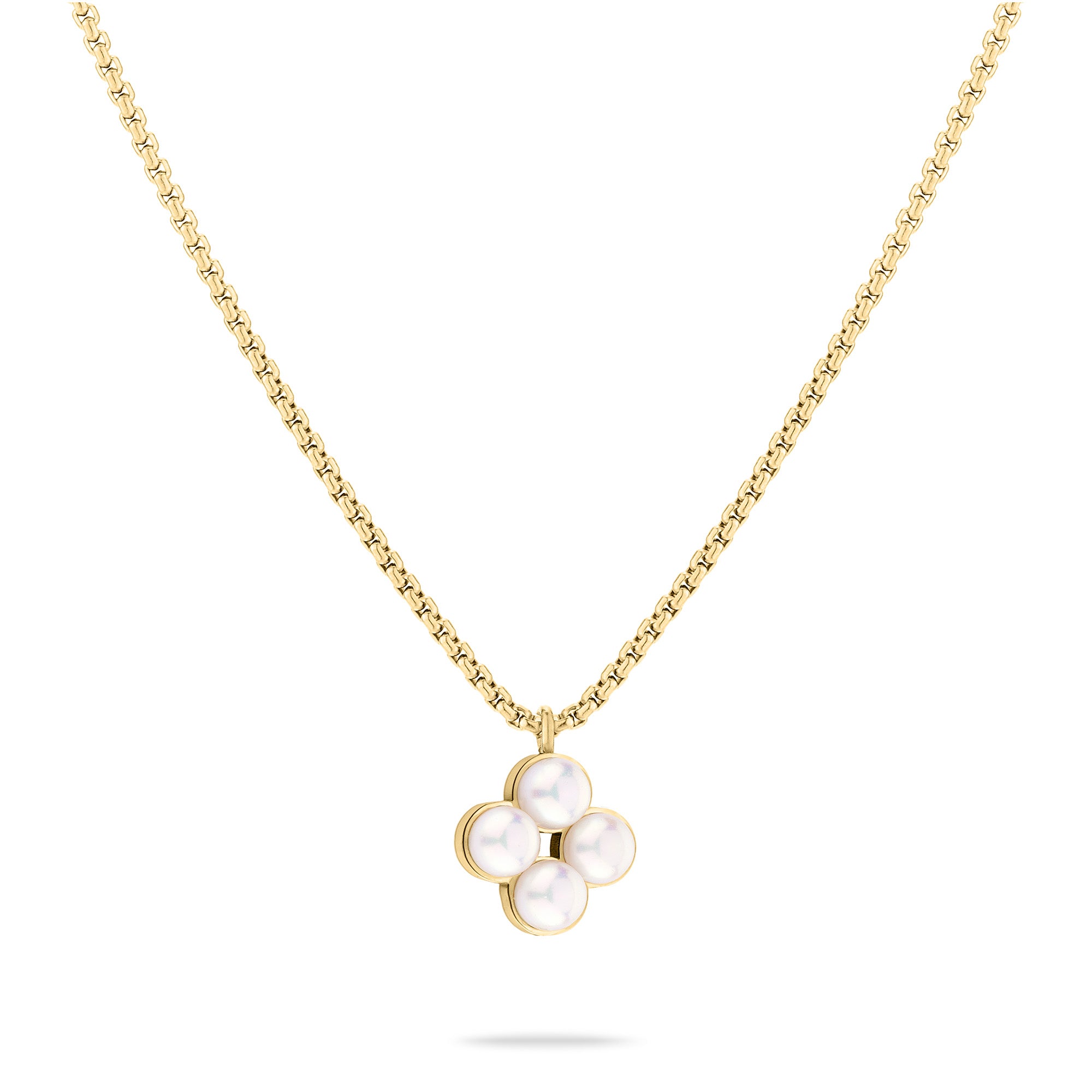 Die Tamaris Halskette - The Flower Pearl von Tamaris ist eine goldene Kette mit einem blumigen vierblättrigen Kleeblatt-Anhänger, der mit weißen perlenartigen Steinen verziert ist.