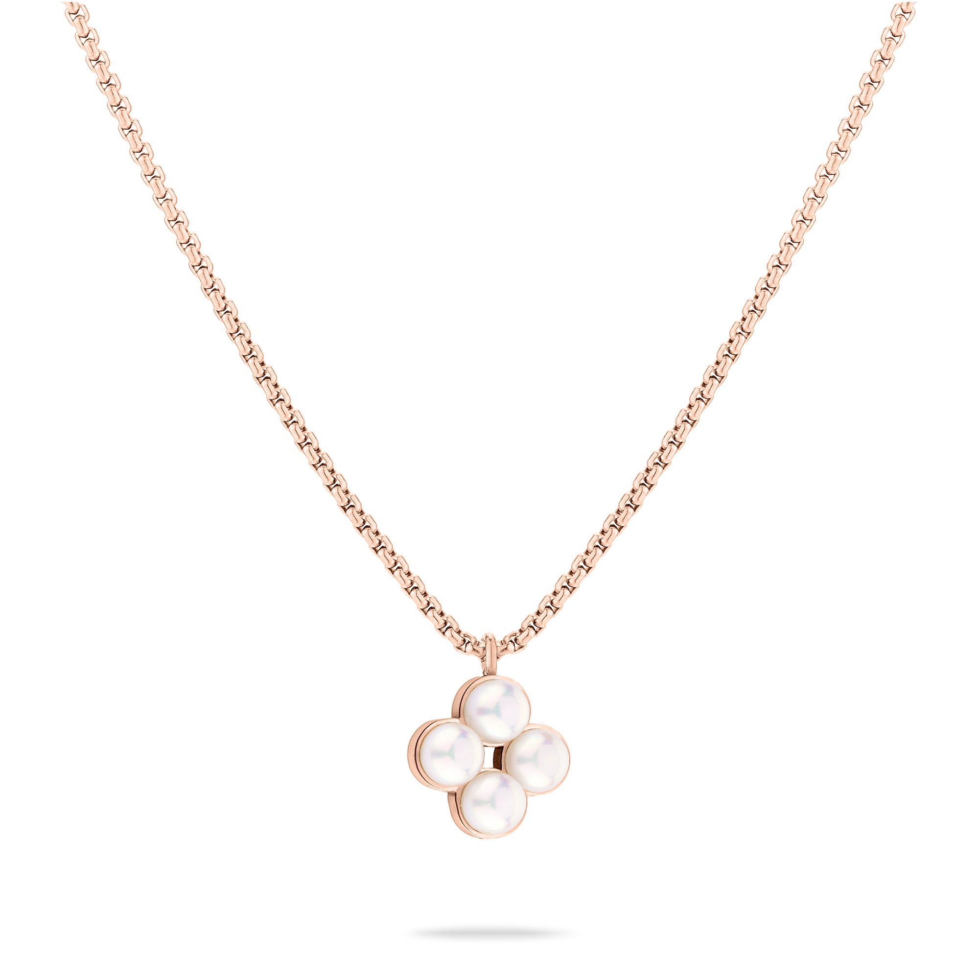 Die Tamaris Halskette - The Flower Pearl ist eine roségoldene Halskette von Tamaris mit einem floralen vierblättrigen Kleeblatt-Anhänger mit weißen Perlenakzenten.
