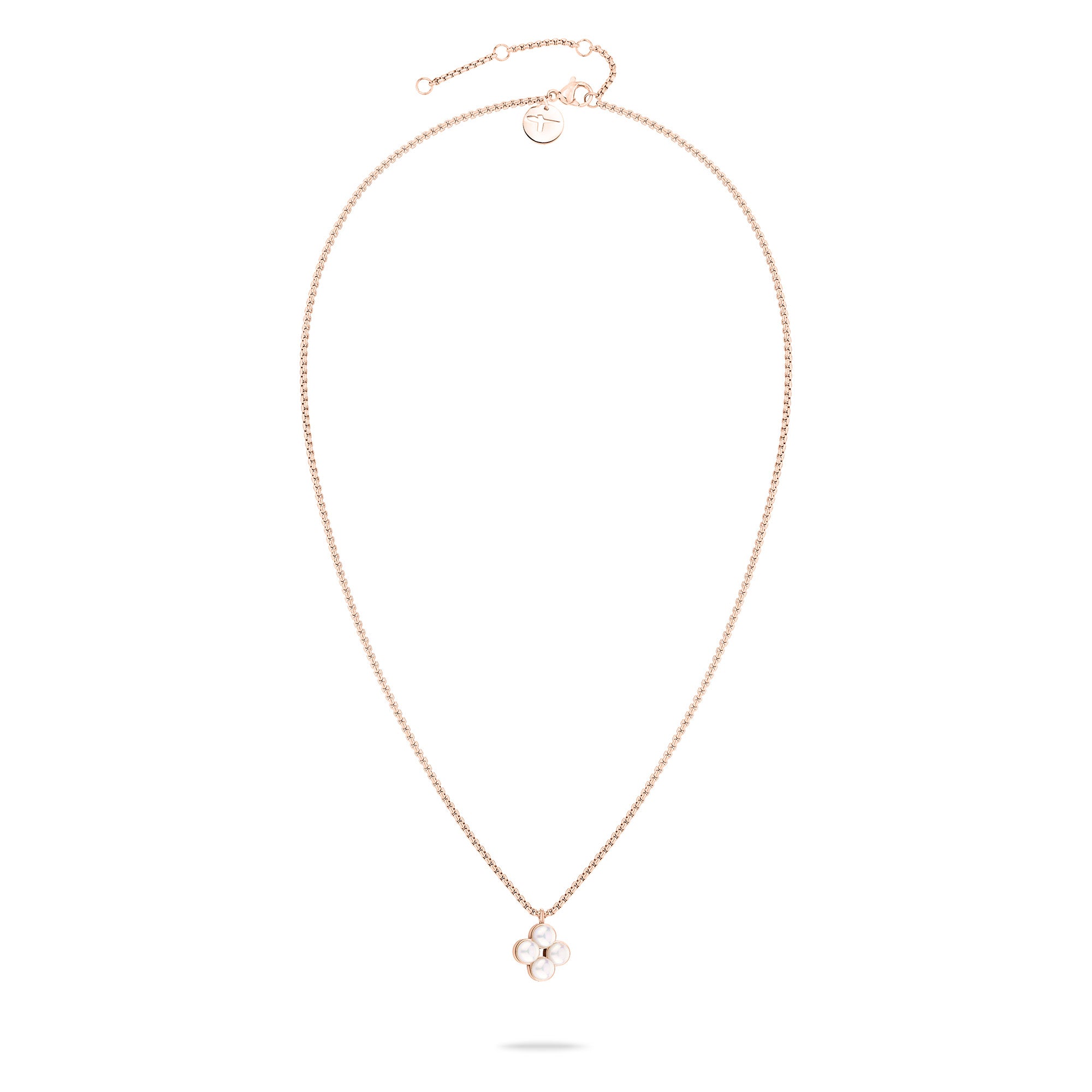 Die Tamaris Halskette - The Flower Pearl von Tamaris besteht aus einer zarten Goldkette mit einem vierblättrigen Kleeblatt-Anhänger, der elegant auf weißem Grund steht.