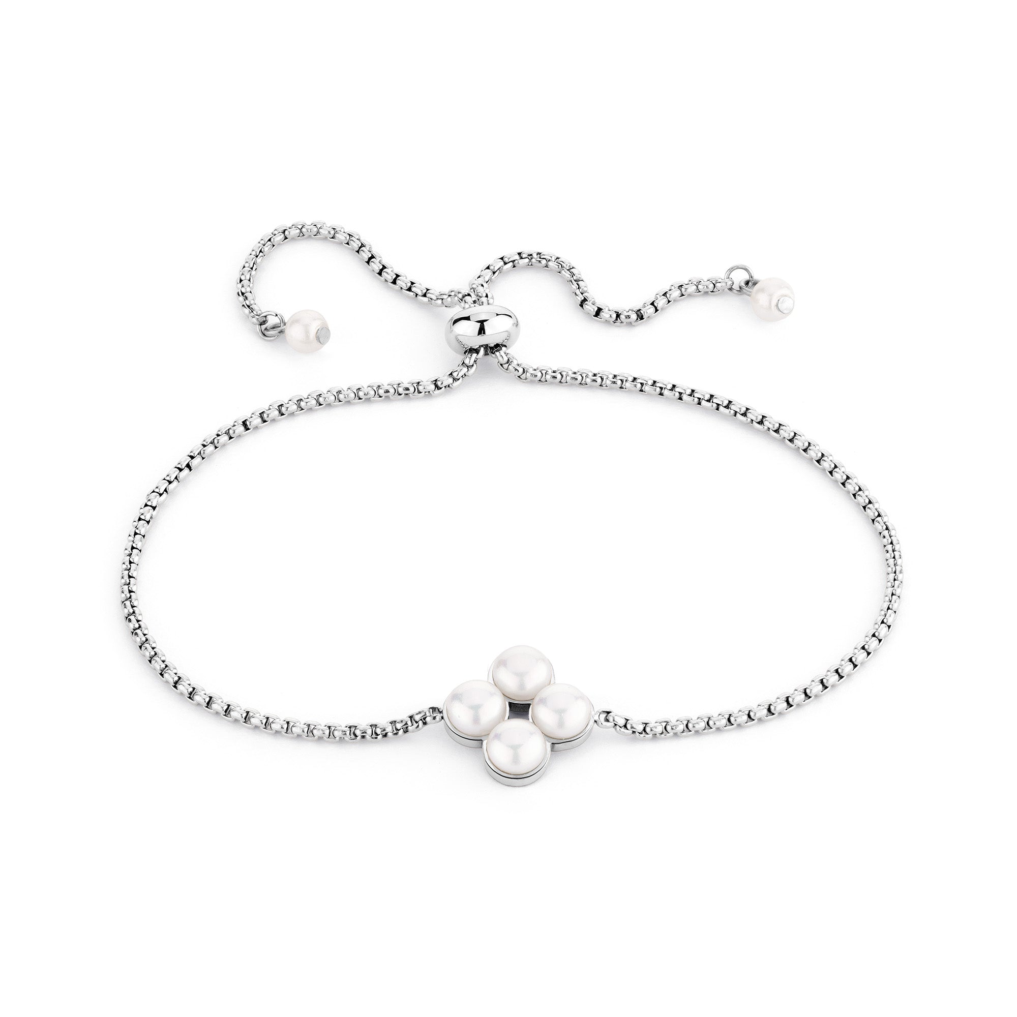 Das Tamaris Armband - The Flower Pearl ist ein silbernes, verstellbares Armband von Tamaris, das mit einer floralen Traube aus vier Perlen in der Mitte und kleinen Perlen an den Enden zeitlose Eleganz ausstrahlt.