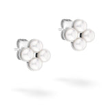 Tamaris Ohrstecker - Die Flower Pearl von Tamaris sind silberne Ohrstecker mit vier runden weißen Perlen, die in einem floralen Design auf jedem Ohrring angeordnet sind.