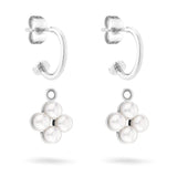 Die Tamaris Creole - The Flower Pearl Ohrringe von Tamaris sind silberne Creolen mit abnehmbaren Blumenanhängern aus vier zarten Glasperlen, die auf weißem Hintergrund abgebildet sind.