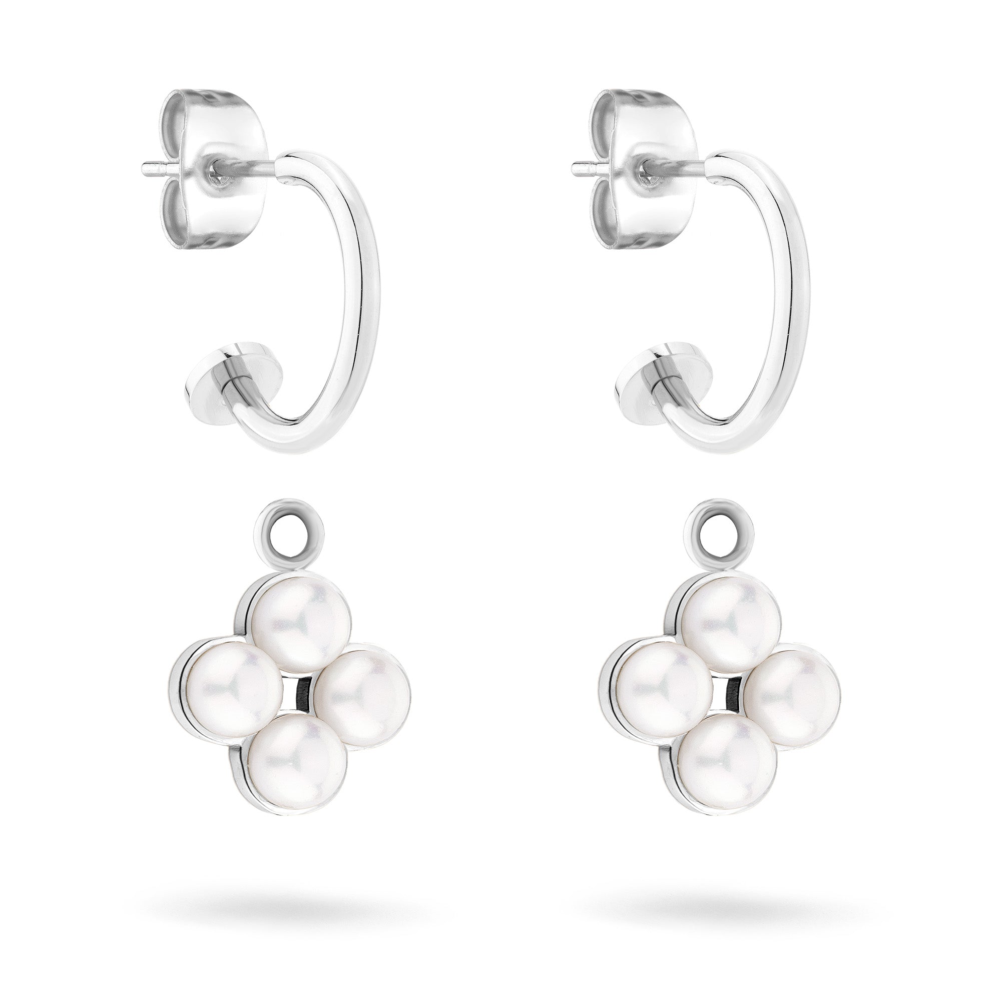 Die Tamaris Creole - The Flower Pearl Ohrringe von Tamaris sind silberne Creolen mit abnehmbaren Blumenanhängern aus vier zarten Glasperlen, die auf weißem Hintergrund abgebildet sind.