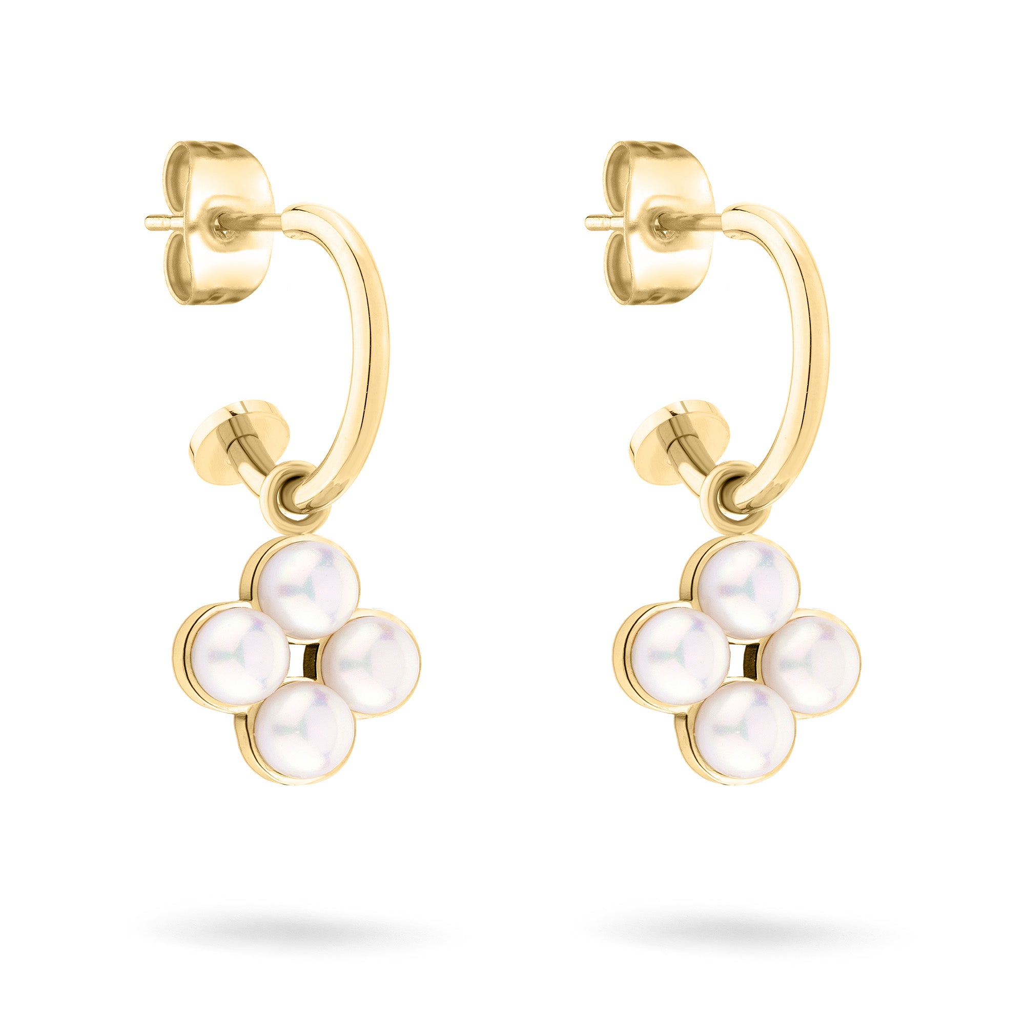 Tamaris Creole - Die Blumenperle: Goldfarbene Creolen von Tamaris mit floralem Design und baumelnden Blumenanhängern mit vier Blütenblättern, die jeweils mit einer weißen Glasperle besetzt sind.