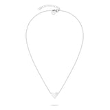 Die Tamaris Halskette - The T-Pattern Heart von Tamaris besteht aus einer schmalen Kette mit einem geometrischen Herzanhänger auf weißem Hintergrund - das perfekte Geschenk für einen besonderen Menschen.