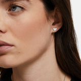 Nahaufnahme einer Frau, die den kleinen, silbernen Tamaris Ohrstecker - The T-Pattern Heart in ihrem linken Ohr trägt - ein elegantes Accessoire von Tamaris und ein perfektes Geschenk für einen besonderen Menschen.