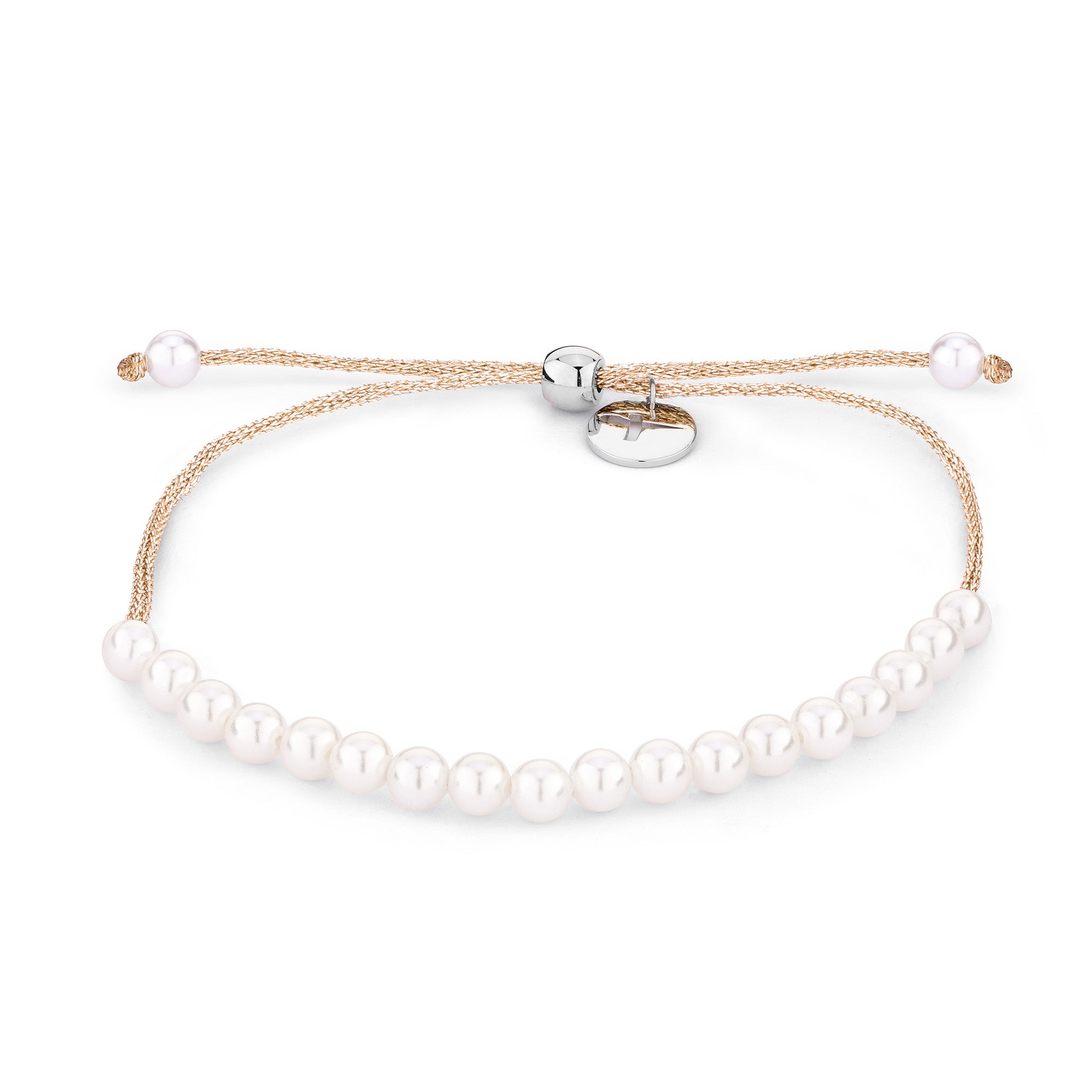 Das Tamaris Armband - The Pearl Beads von Tamaris zeigt eine goldene Kette, weiße Perlen, zarte Glitzerfäden und einen verstellbaren Verschluss auf weißem Hintergrund.