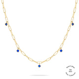 Tamaris Halskette - Die Silber Kollektion von Tamaris: Gold Gliederkette aus 925er Sterling Silber mit fünf gleichmäßig angeordneten blauen Edelsteinanhängern, auf weißem Hintergrund präsentiert.