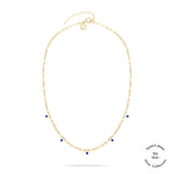 Tamaris Halskette - Die Silber Kollektion: Goldene Gliederkette mit fünf blauen Perlen, rundem Anhänger aus 925er Sterling Silber und verstellbarem Verschluss; präsentiert auf weißem Hintergrund.