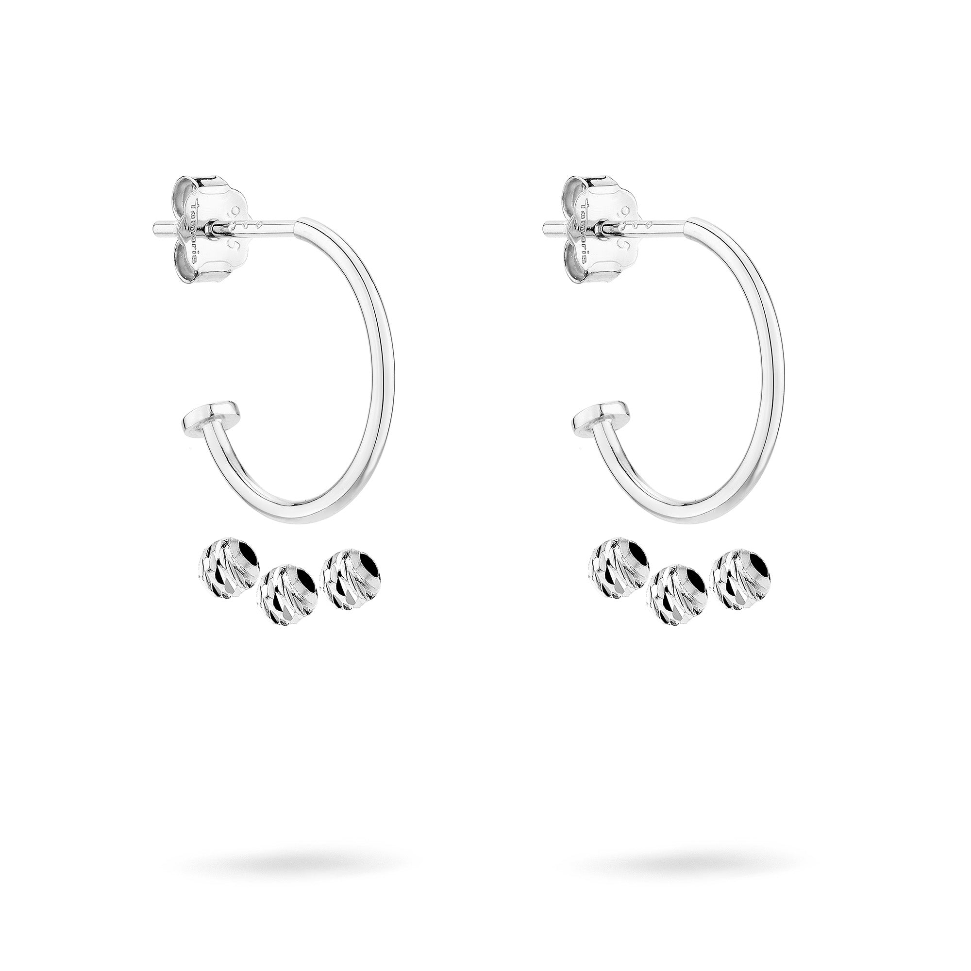 Die Tamaris Creole - The Glimmer Ohrringe von Tamaris aus 925er Sterlingsilber sind mit drei kleinen, runden, klaren Edelsteinen auf jedem Reif versehen, die auf einem weißen Hintergrund abgebildet sind.