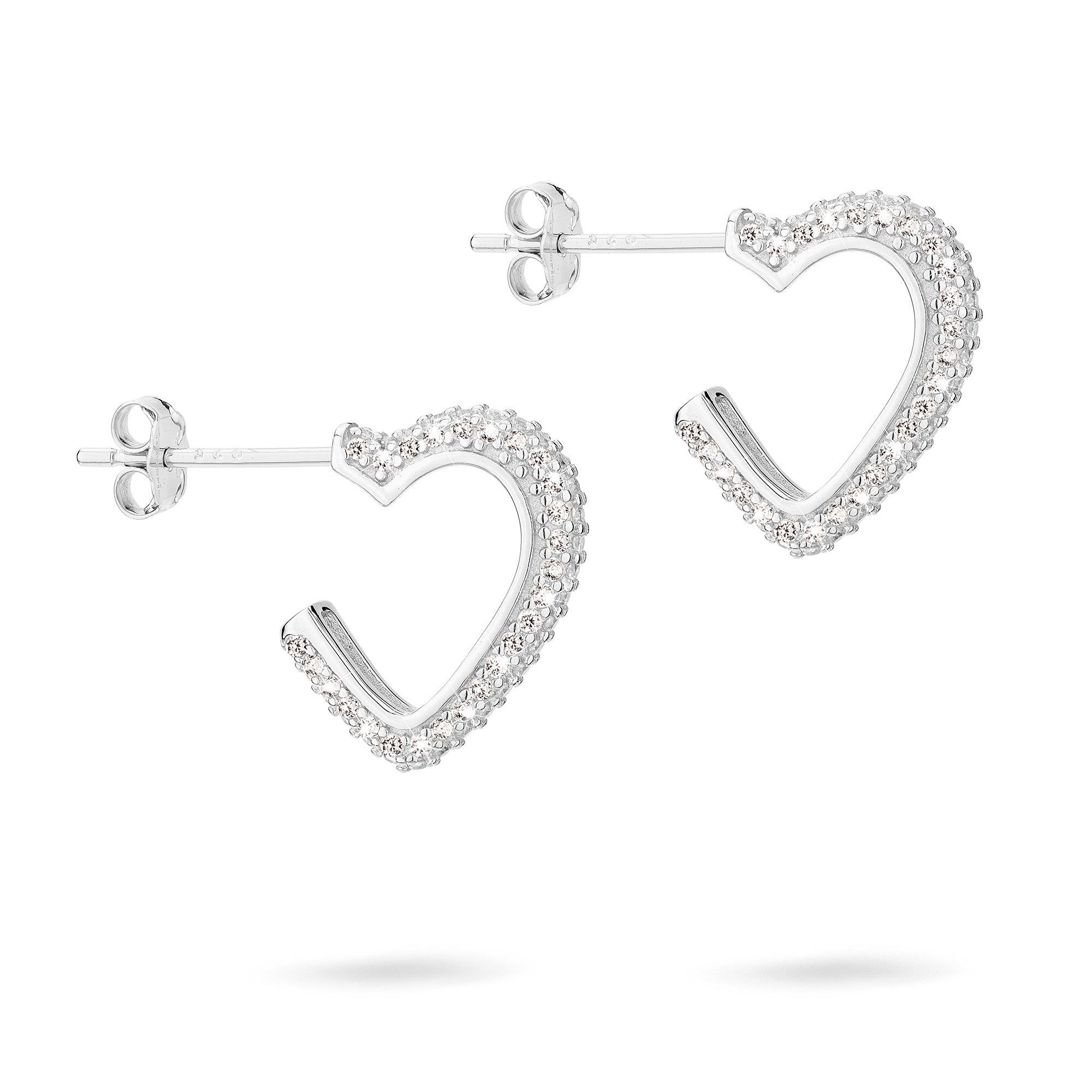 Die Tamaris Creole - Sparkling Hearts von Tamaris sind herzförmige Ohrstecker aus 925er Silber, die mit funkelnden Zirkoniasteinen auf weißem Hintergrund verziert sind.
