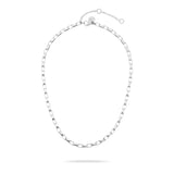 Tamaris Halskette - The Edge von Tamaris: Die elegante Box Chain in Silber-Optik mit verstellbarem Verschluss wird stilvoll auf weißem Hintergrund präsentiert.