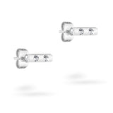 Tamaris Ohrstecker - Tiny Tubes aus Silber von Tamaris, mit drei funkelnden Glassteinen, präsentiert vor weißem Hintergrund.