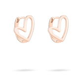 Die Tamaris Creole - Graffiti Heart Ohrringe von Tamaris zeigen ein charmantes Herzmotiv in Roségold, das sich elegant vor einem weißen Hintergrund präsentiert.