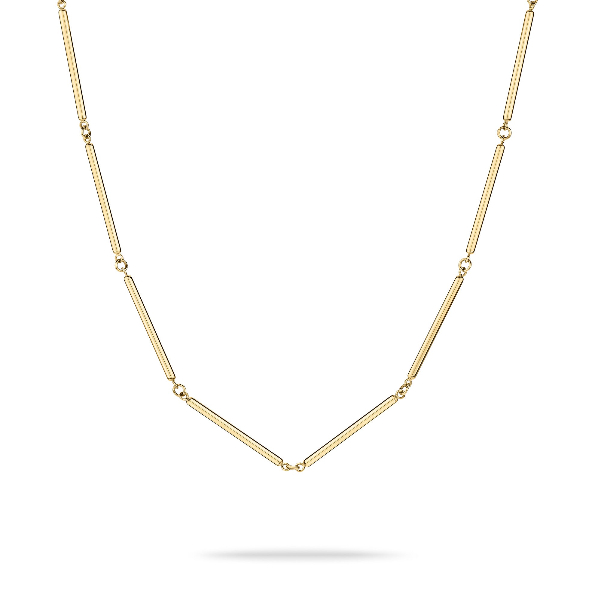Die Tamaris Halskette - Modern Chain von Tamaris zeichnet sich durch schlanke, längliche Glieder aus, die gleichmäßig um die Kette herum angeordnet sind. So entsteht ein schicker, minimalistischer Damen Schmuck auf weißem Hintergrund.
