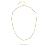 Die Tamaris Halskette - Modern Chain mit länglichen Goldsteggliedern und Karabinerverschluss ist der ideale Damenschmuck, der sich elegant auf weißem Grund präsentiert.