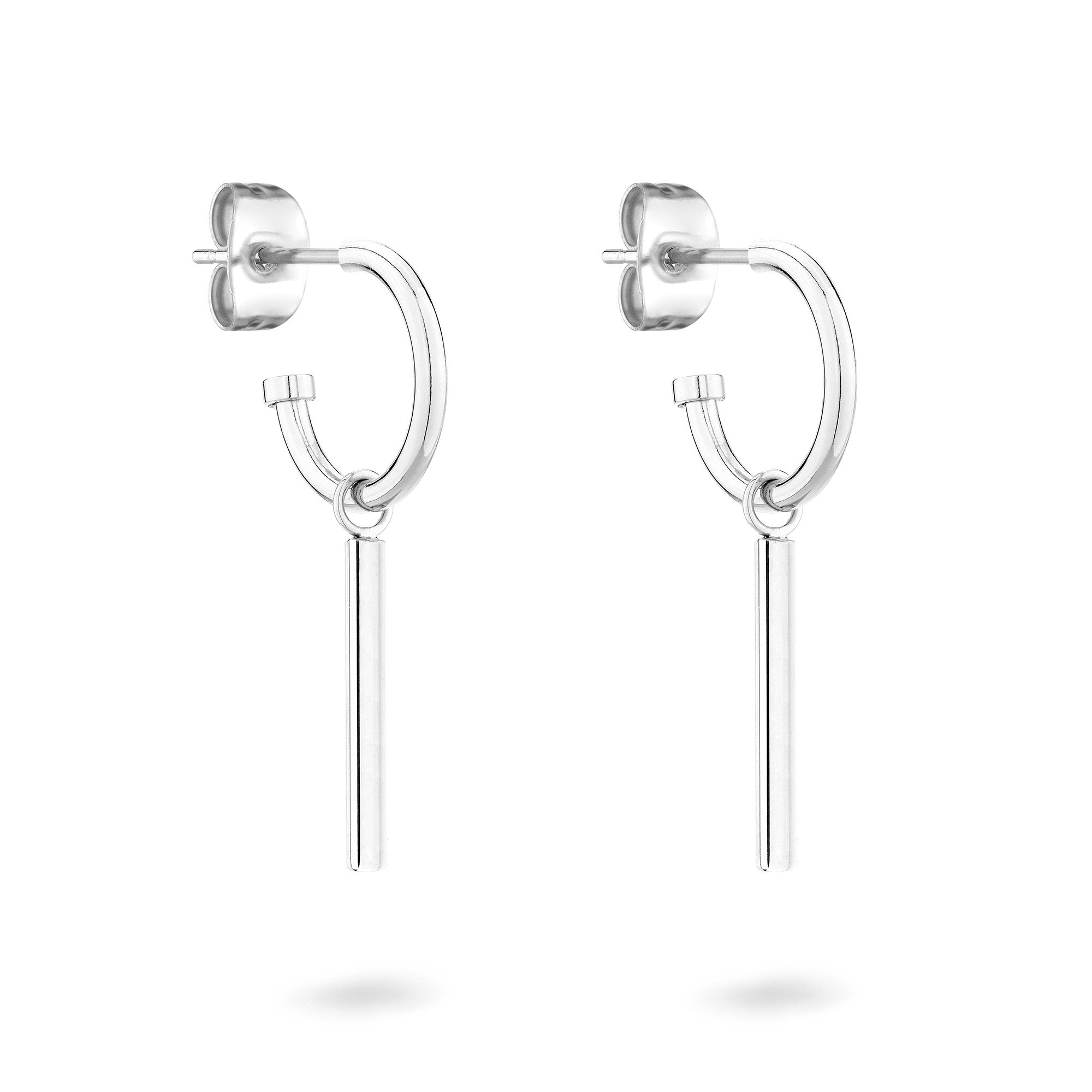 Die Tamaris Creole - Modern Chain Ohrringe von Tamaris sind mit kleinen silbernen Creolen und vertikalen Balkenanhängern versehen, ideal für Fans minimalistischer Stile. Auf weißem Hintergrund abgebildet.